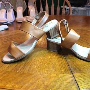 NWOT Lulu’s tan sandal size 7